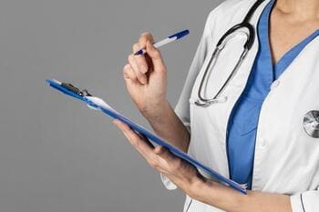 доктор записывает план лечения женского алкоголизма